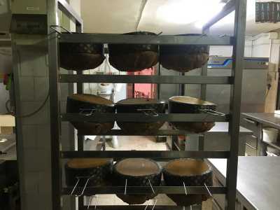 Gianni ci apre cos� le porte del suo laboratorio, mostrandoci ad esempio i �golosoni�, panettoni speciali farciti con olive e uvetta che rimandano ai sapori tipici pugliesi